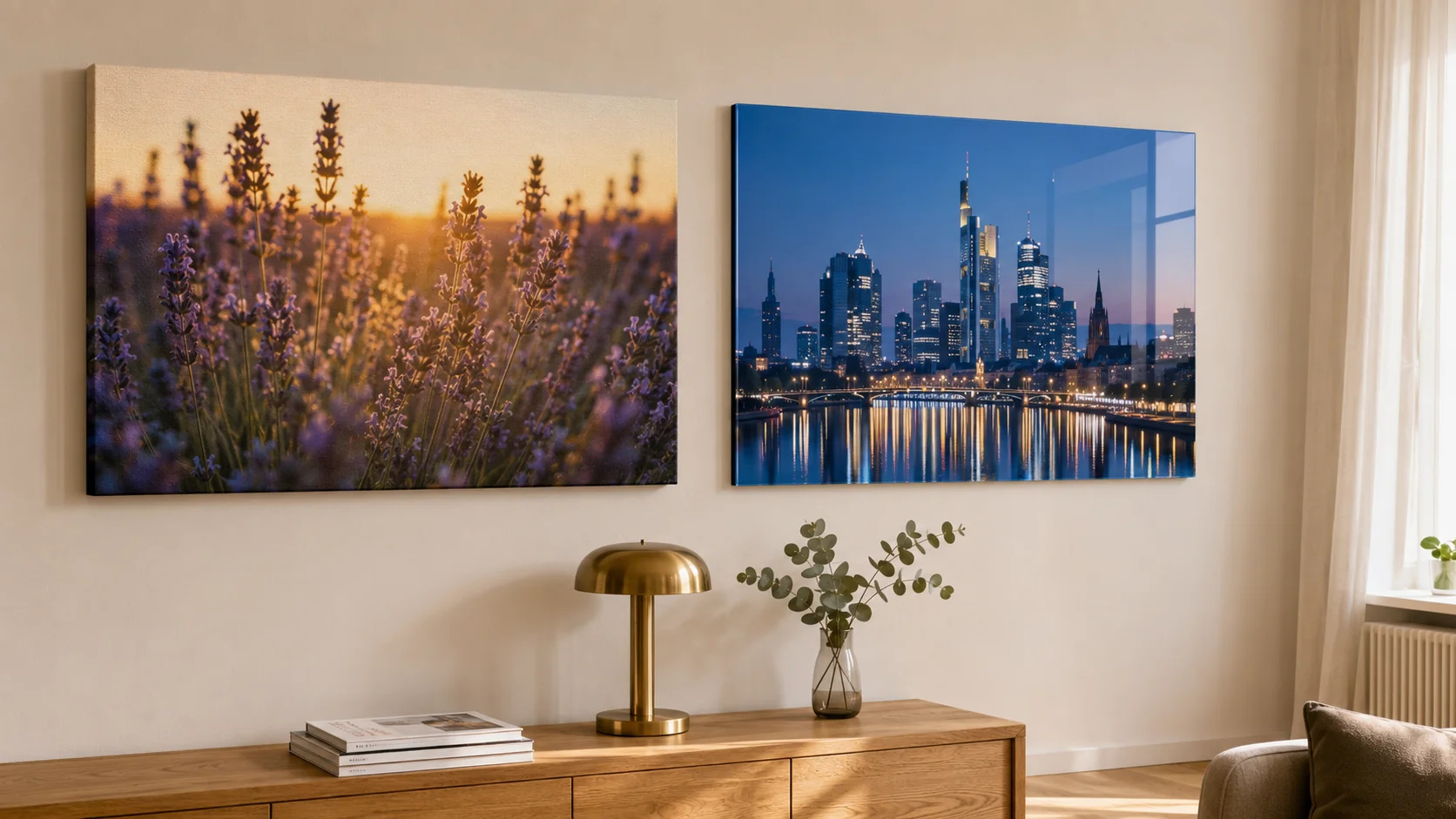 Lavendelfeld auf Leinwand neben einer Skyline hinter Acrylglas über einem Sideboard