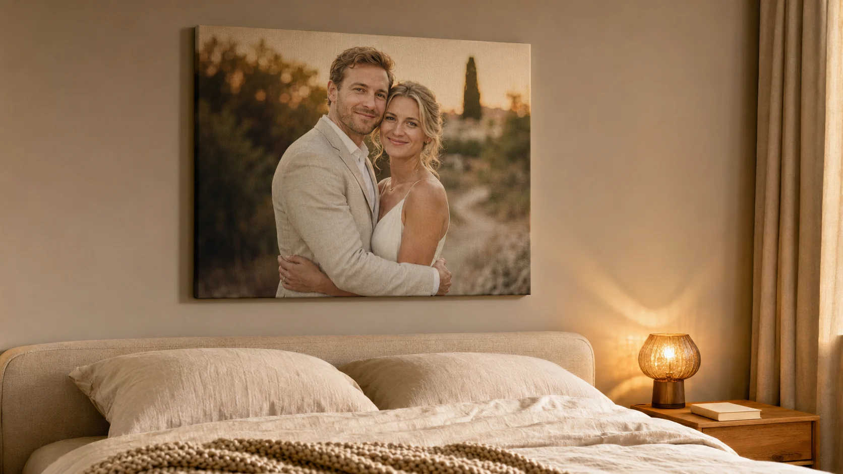 Warmes Paarporträt auf Leinwand über dem Bett im Schlafzimmer