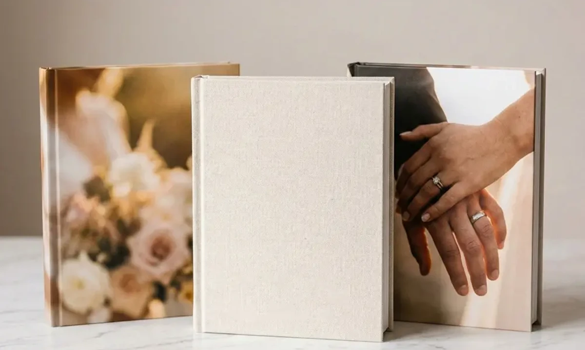 Nahaufnahme einer Fotobuch-Doppelseite mit handgeschriebener Bildunterschrift und Hochzeitsfoto