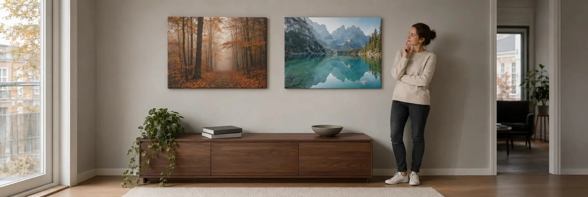 Wandbilder auf Leinwand und hinter Acrylglas im Vergleich an einer Wohnzimmerwand