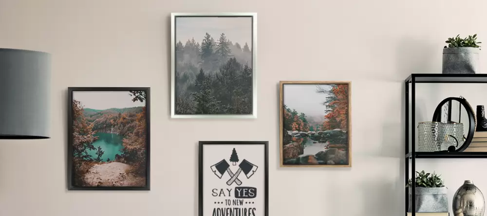 Leinwand einrahmen: Fotoleinwänd an weißer Wand