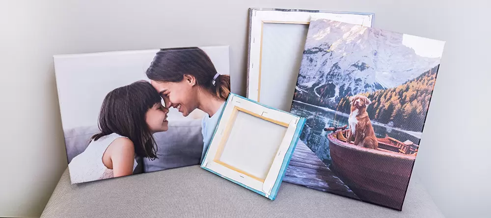 Kleine Leinwand mit Zackenaufhänger aus dem Aufhängeset an der Wand