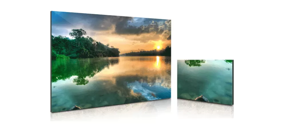Foto auf Alu-Dibond mit eleganter Metalloptik an einer Wohnzimmerwand