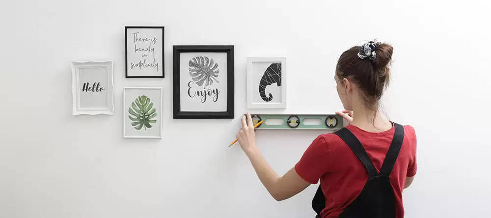 Bilder ohne Bohren aufhängen: Vorbereitung und Prüfung der Wand