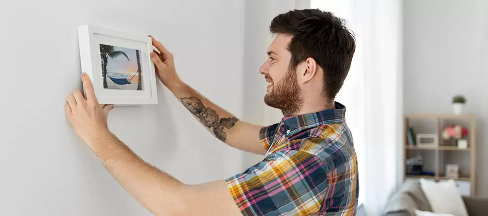 Schwere Bilder ohne Bohren mit Montage-Klebeband an der Wand anbringen