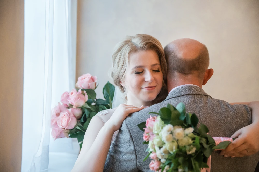 Vater und Tochter tanzen glücklich bei ihrer Hochzeit, Symbol für Stolz und Liebe