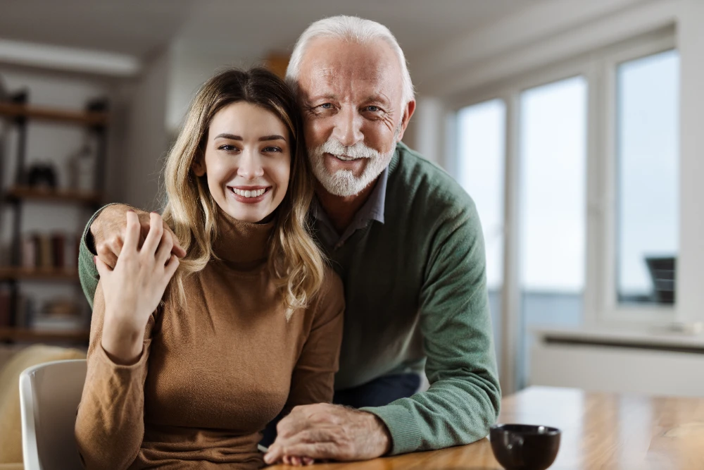 Vater und Tochter lachen gemeinsam, symbolisiert kurze, liebevolle Sprüche für Töchter