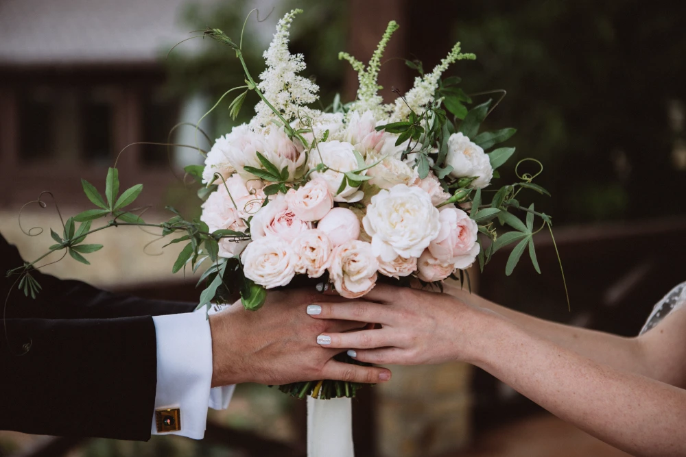 Ein Brautpaar lacht glücklich auf einer Hochzeit, symbolisiert humorvolle Hochzeitswünsche