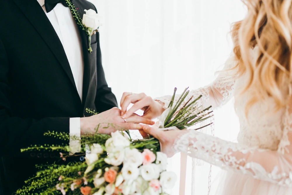 Eine Hochzeitskarte mit eleganten Glückwünschen, symbolisiert professionelle Texte für Kollegen
