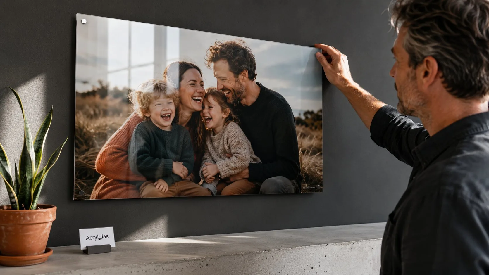 Familienfoto auf Acrylglas an der Wand zeigt brillante Farben und scharfen Fotodruck