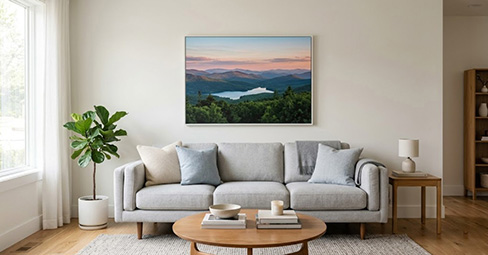 Bilder über dem Sofa: So findest du Größe, Höhe und Anordnung