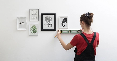 Bilder aufhängen ohne Bohren und ohne Nagel: So geht es an jeder Wand