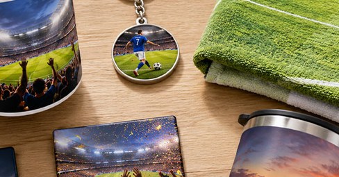 Sammlung personalisierter Fussball-Fan-Souvenirs mit Fototassen, Magneten, Schlüsselanhängern und Fotohandtuch