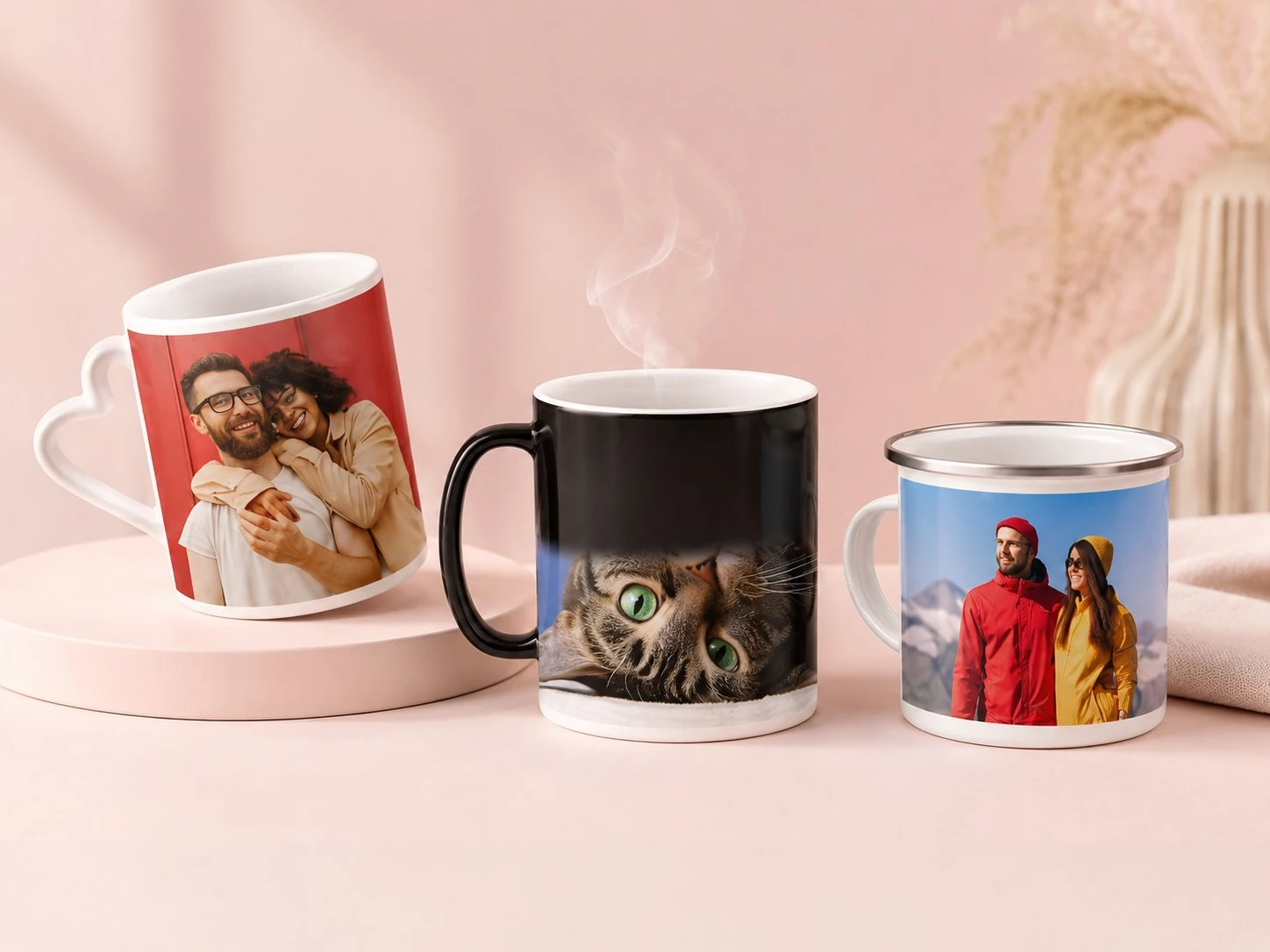 Klassische weiße Keramik Tasse mit Familienfoto und Kaffee auf einem Büroschreibtisch