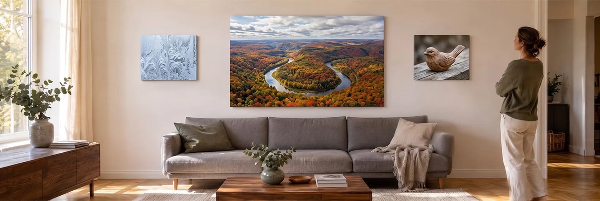 Wandgestaltung im Wohnzimmer mit großer Leinwand über dem Sofa