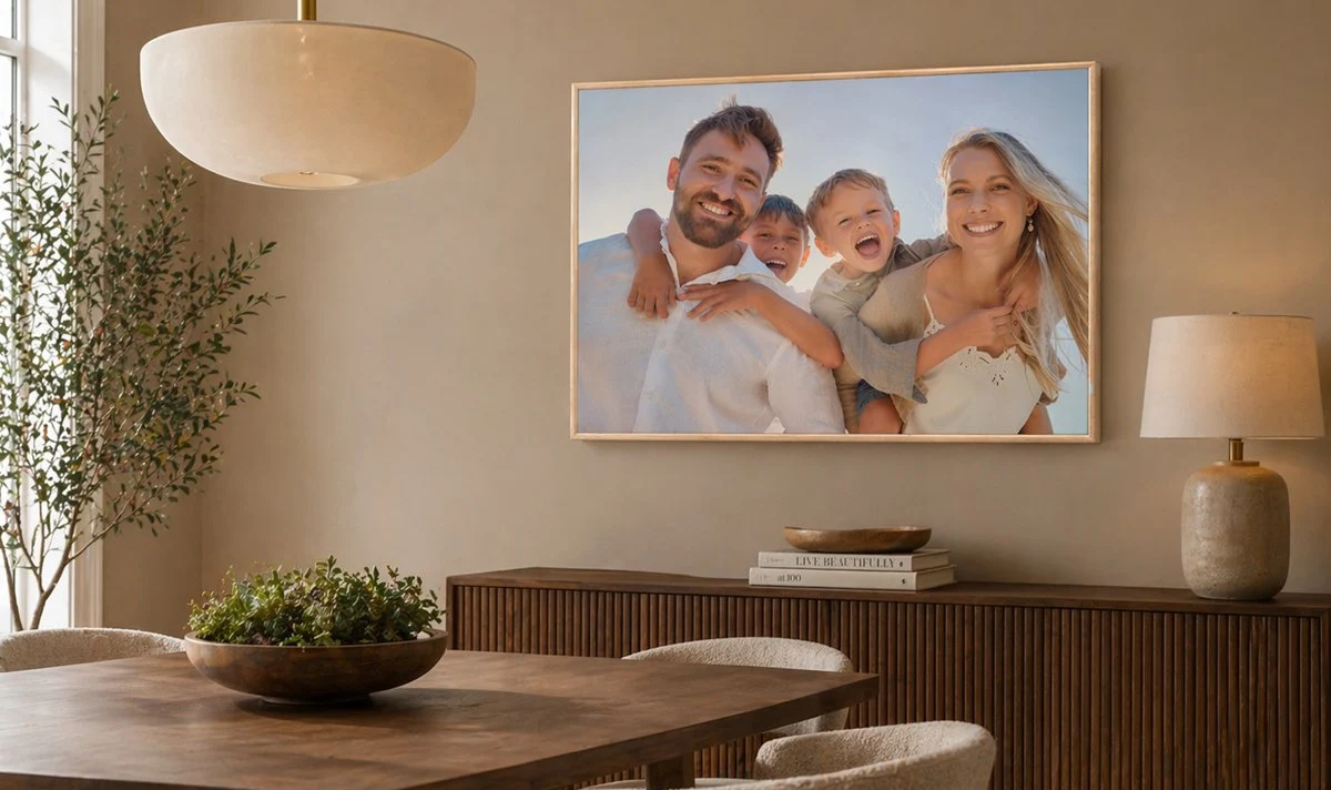 Wechselrahmen mit Stoff und Familienfoto am Strand als Motiv im warm eingerichteten Esszimmer mit Pendelleuchte