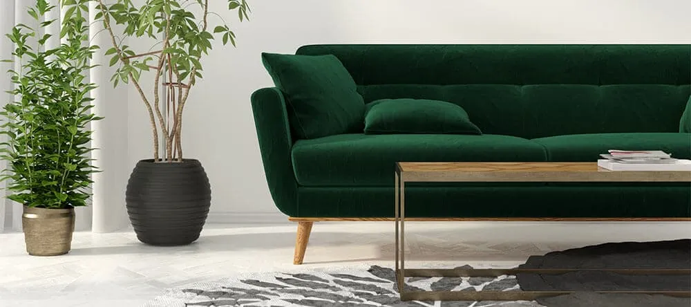 Ein dunkelgrüner Samtbezug fürs Sofa lässt sich toll mit Holz und Messing kombinieren