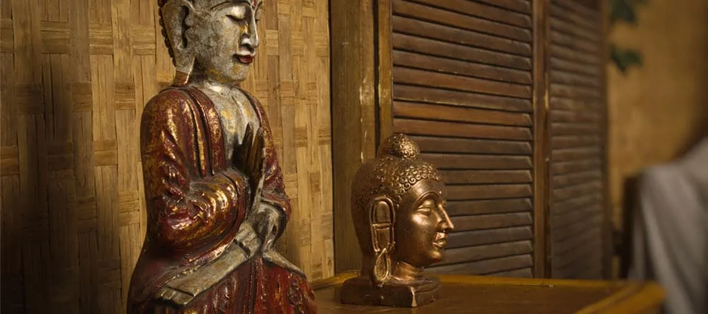 Ein kleiner Buddha aus Messing komplettiert deinen Look und strahlt gleichzeitig Ruhe und Frieden aus