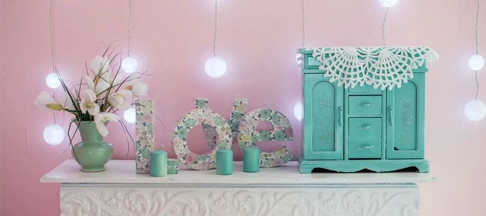 Hol dir das Sommer-Feeling durch einfache, günstige Tricks in deine Wohnung – Dekoration mit Blumenmotiven hilft dir dabei