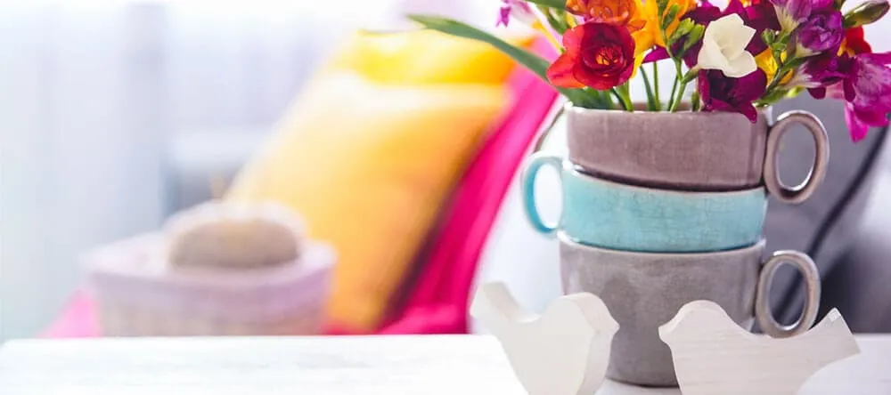 Sorge mit frischen Blumen für kleine Farbakzente in deiner Wohnung