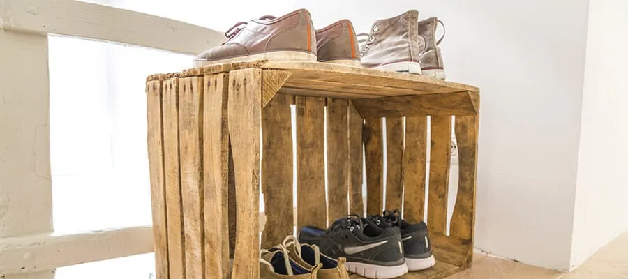 Trendy: Eine alte Kiste als Schuhschrank