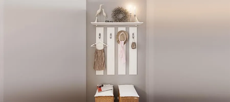 Hübsche, offene Garderobe mit Stauraum und Sitzgelegenheit