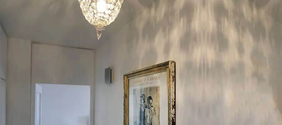Ob das die richtige Beleuchtung ist? Jedenfalls nicht für eine Galerie…