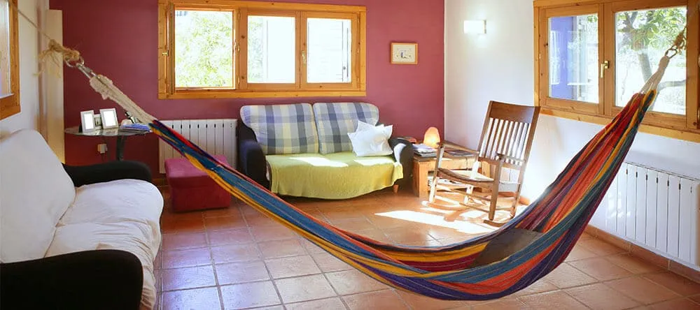 Wieso nur im Garten? Eine Hängematte ist auch in deiner Wohnung schnell aufgespannt