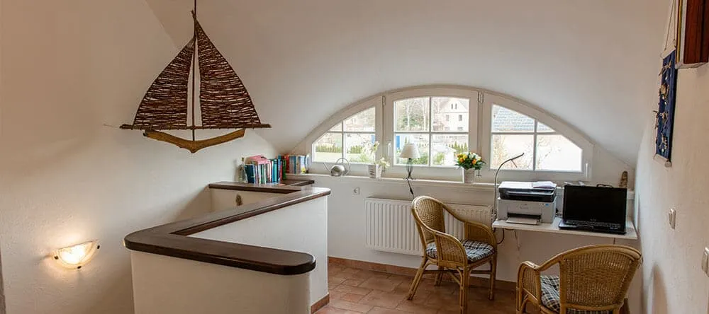 Natürliche Materialien wie Korb, Stein und Keramik erweitern den Landhaus-Look zum mediterranen Erlebnis