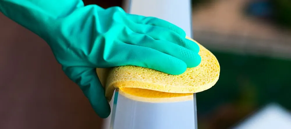 Mit dem richtigen Putzmittel sieht dein Balkon ganz schnell wieder aus wie neu