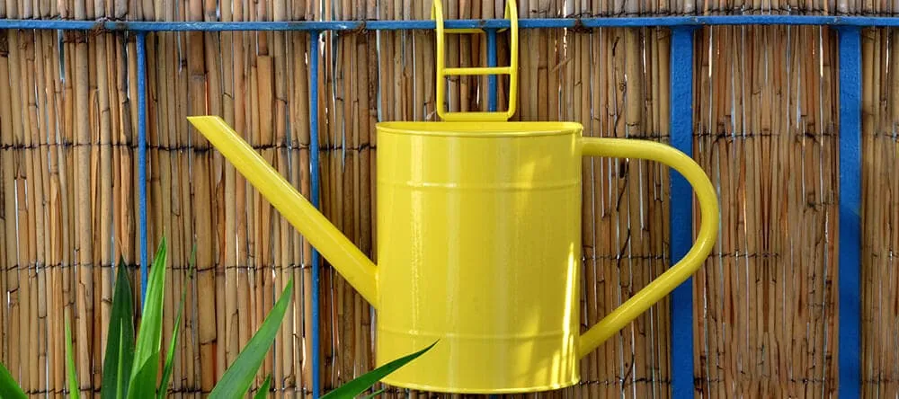 Sonnige Farben und mit Bambus verkleidete Wände verschönern deinen Balkon