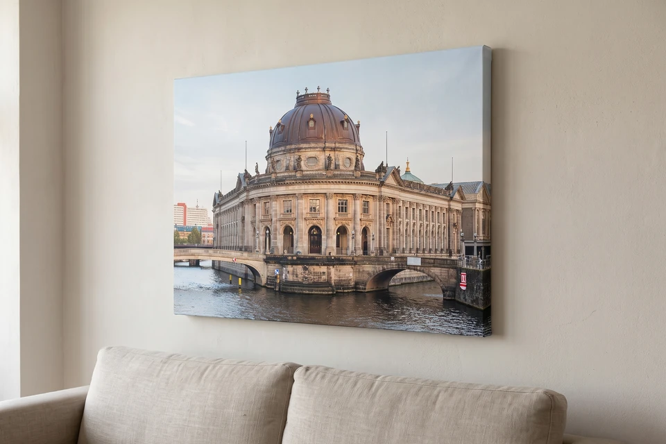 Leinwand mit dem Bode-Museum auf der Museumsinsel über einem Sofa
