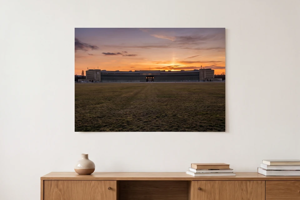 Poster mit Sonnenuntergang über dem Tempelhofer Feld über einem Sideboard