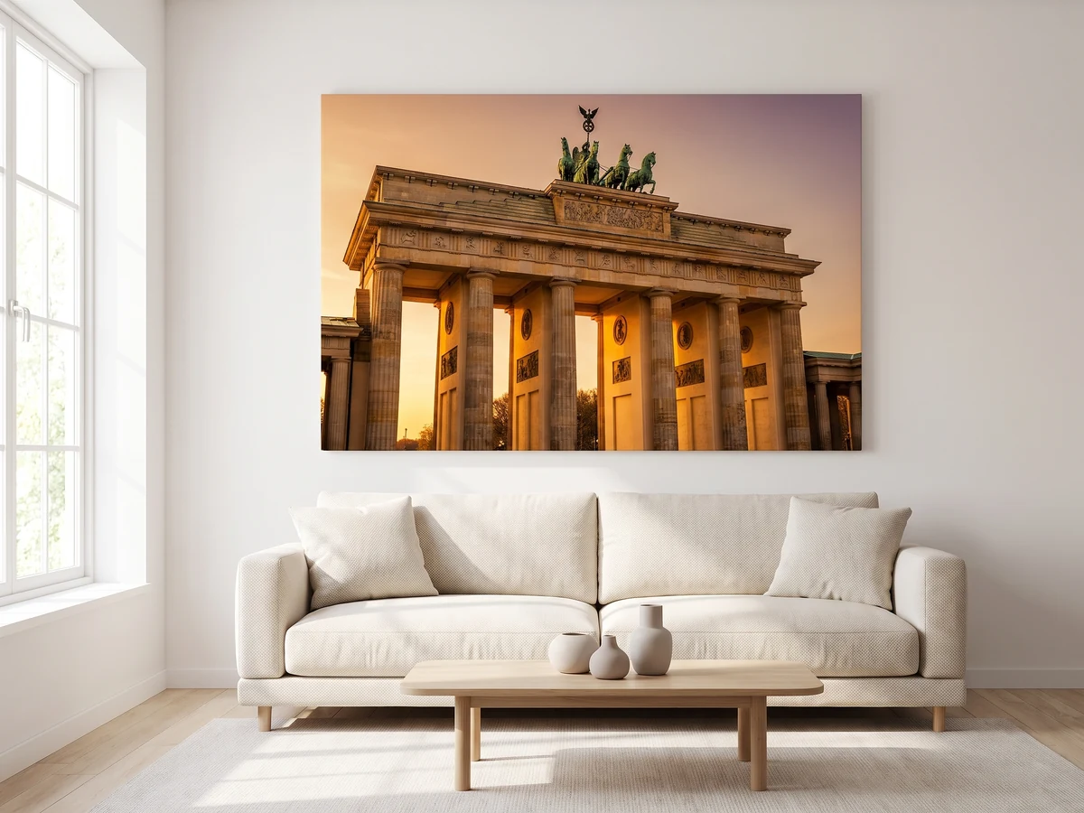 Leinwand mit dem Brandenburger Tor im Abendlicht über einem Sofa