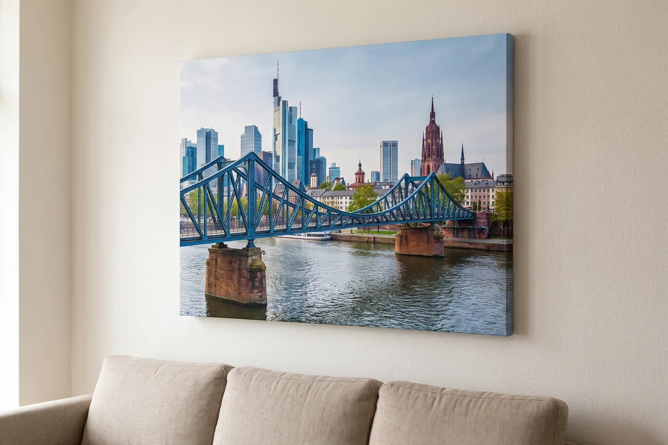 Leinwand mit dem Eisernen Steg und der Skyline über einem Sofa