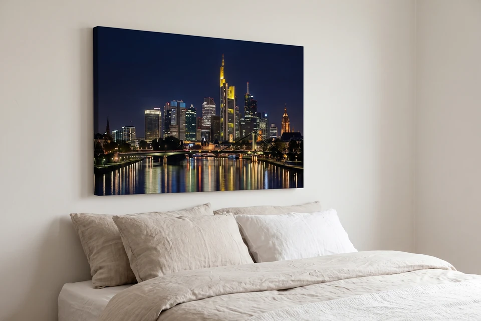 Leinwand mit der Frankfurter Skyline bei Nacht über einem Bett
