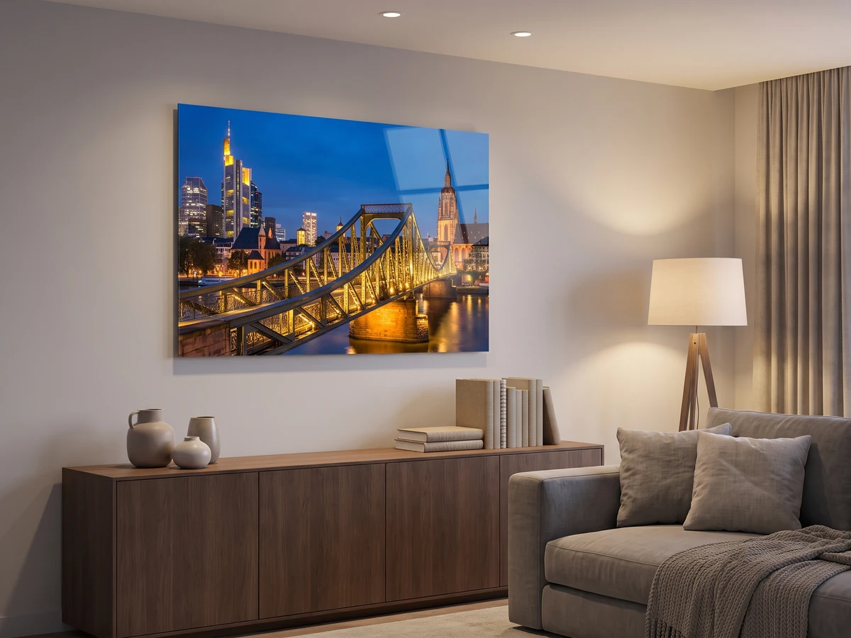 Acrylglasbild mit dem Eisernen Steg bei Nacht im Wohnzimmer