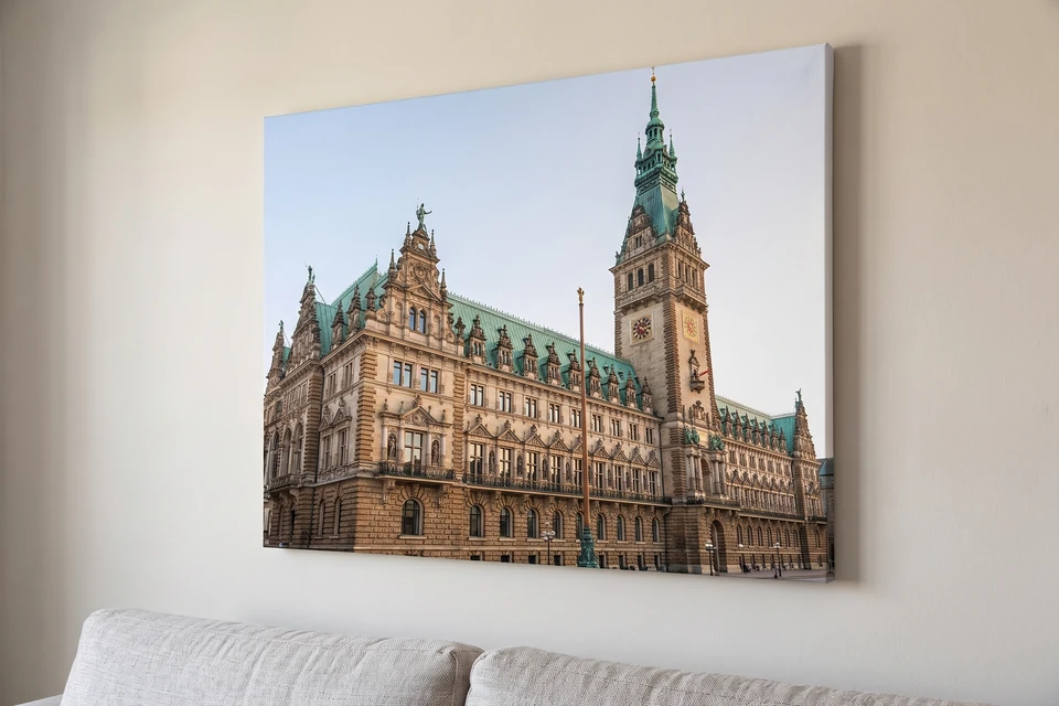 Leinwand mit dem Hamburger Rathaus über einem Sofa