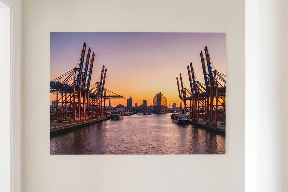 Poster mit Hafenkränen bei Sonnenuntergang