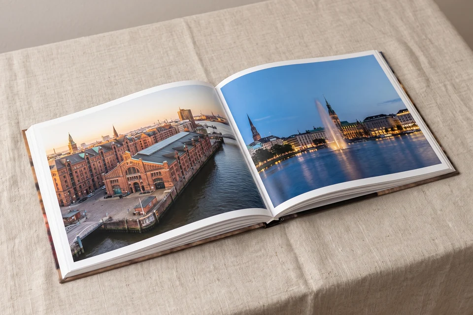 Fotobuch mit Fischauktionshalle und Binnenalster in der Dämmerung