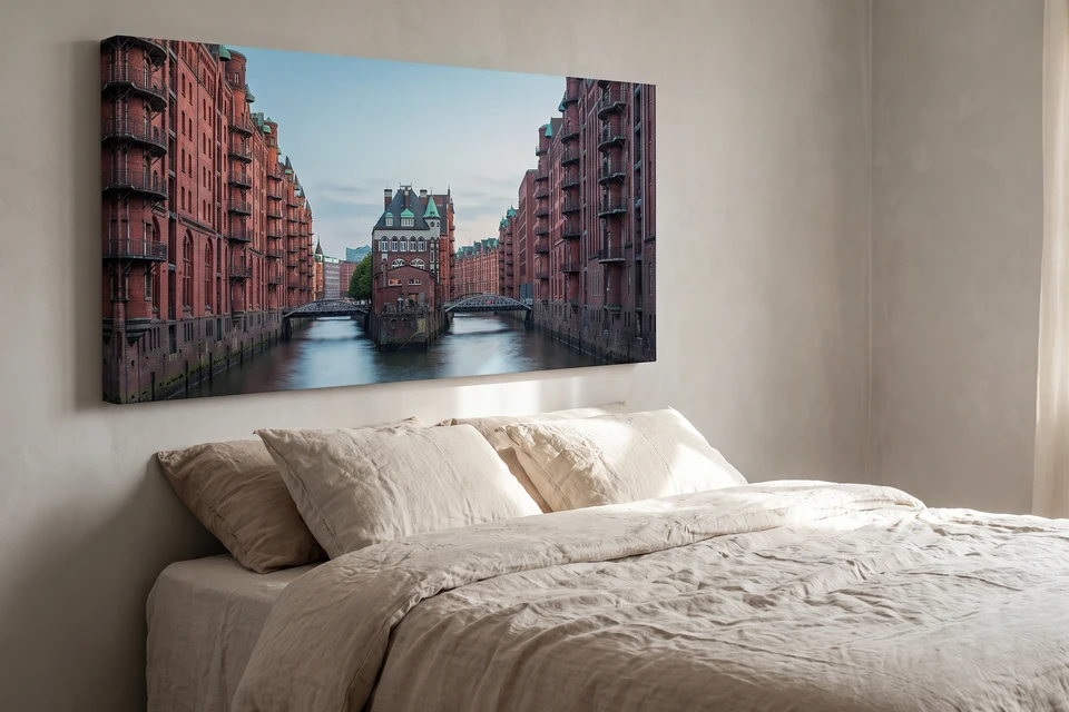Leinwand mit der Speicherstadt über einem Bett