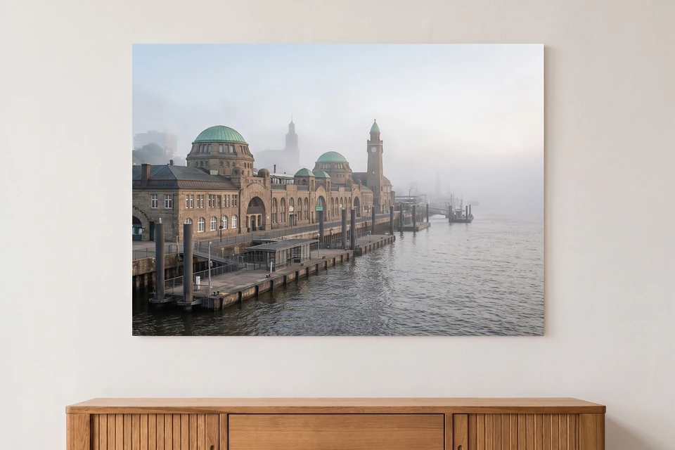 Poster mit den Landungsbrücken im Morgennebel über einem Sideboard