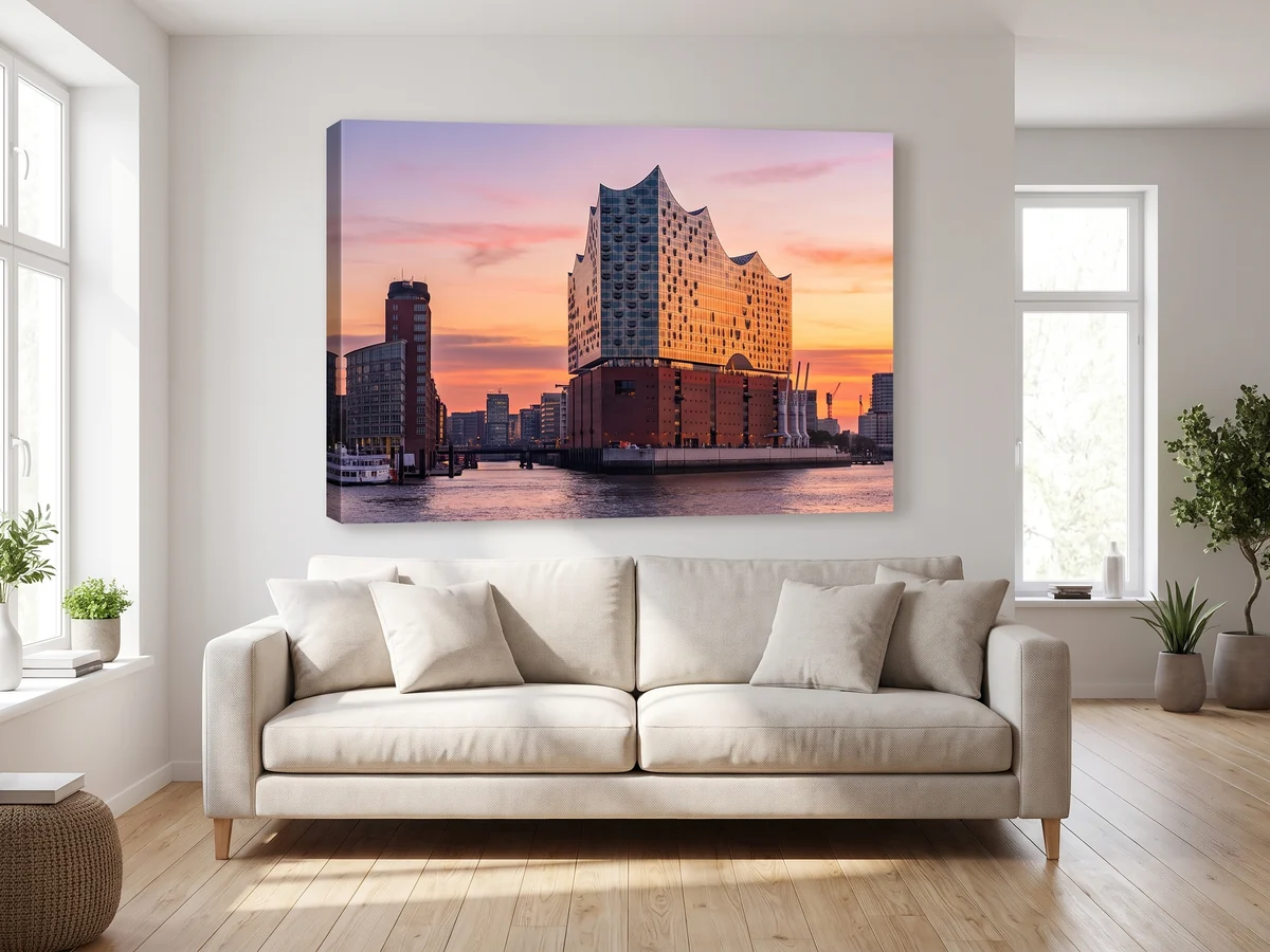 Leinwand mit der Elbphilharmonie bei Sonnenuntergang über einem Sofa
