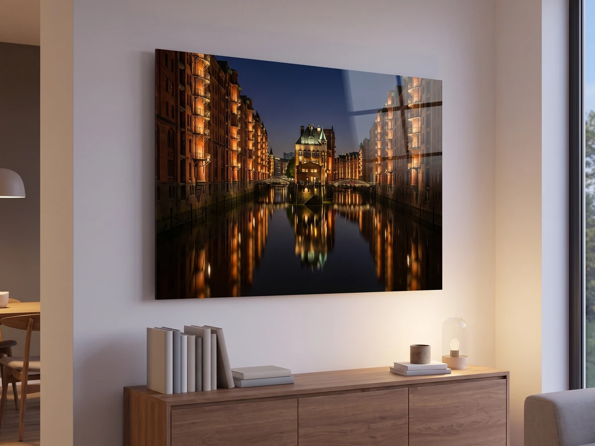 Acrylglasbild mit der beleuchteten Speicherstadt im Wohnzimmer