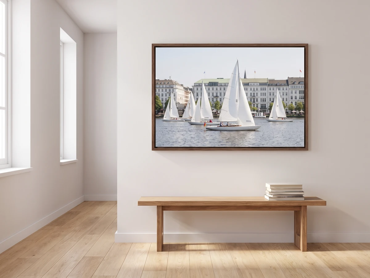 Segelboote auf der Binnenalster im schmalen Schattenfugenrahmen im Flur