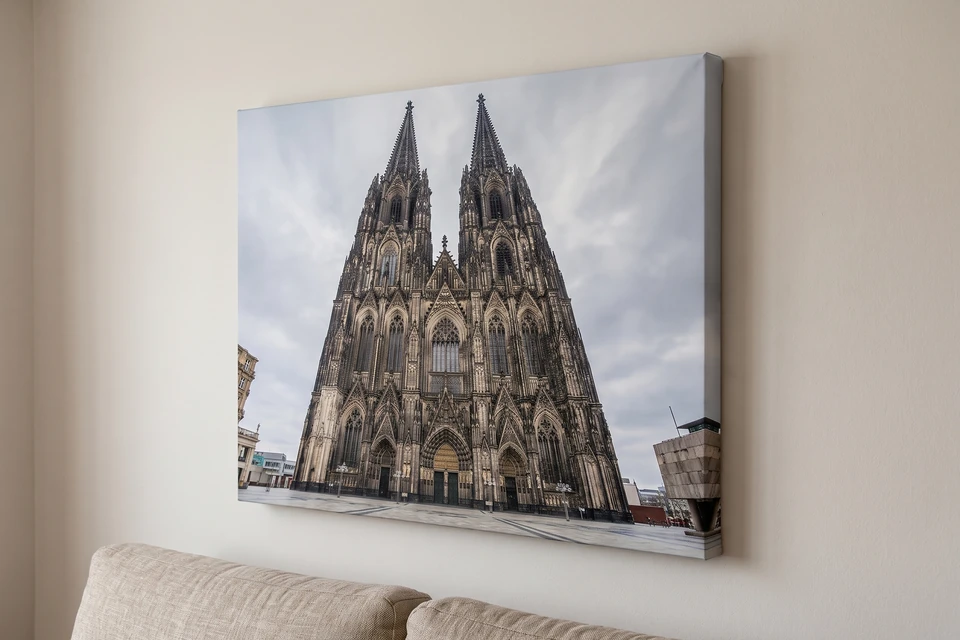 Leinwand mit der Westfassade des Kölner Doms über einem Sofa