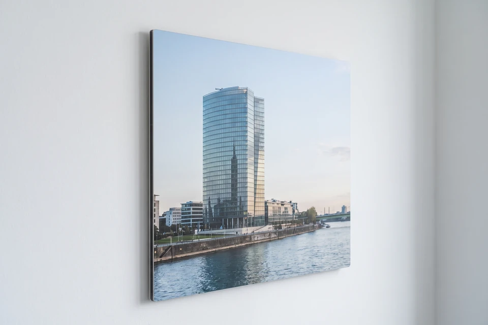 Alu-Dibond-Bild mit einem gläsernen Hochhaus am Rhein in Köln-Deutz