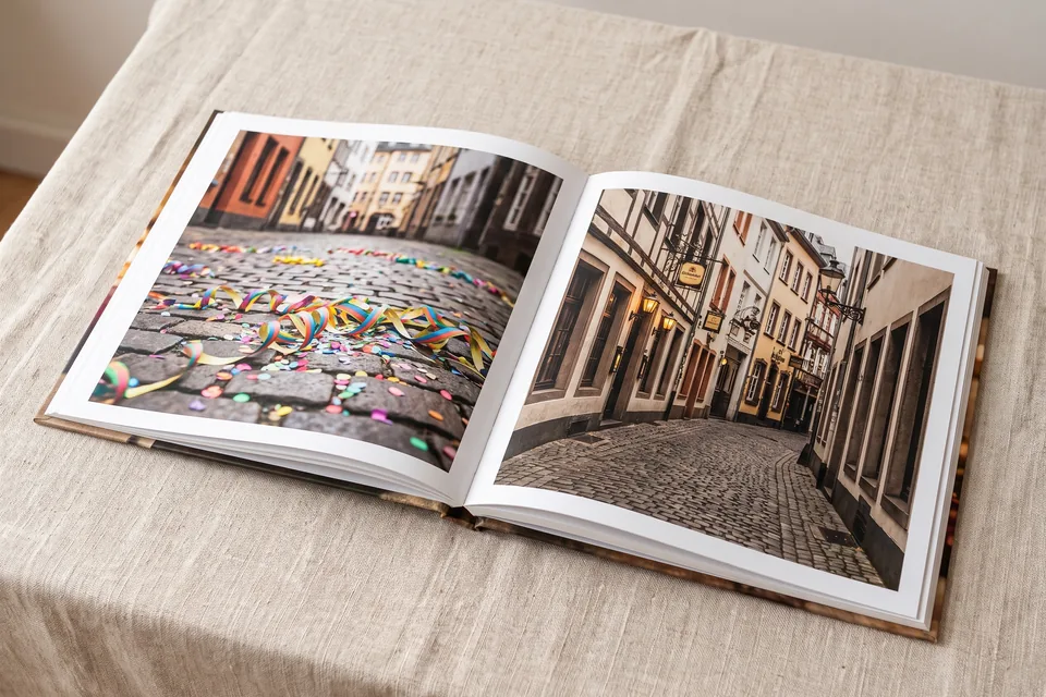 Fotobuch mit Konfetti vom Karneval und einer Altstadtgasse