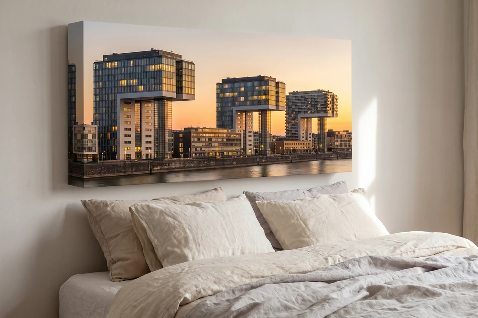 Leinwand mit dem Rhein und den Kranhäusern über einem Bett
