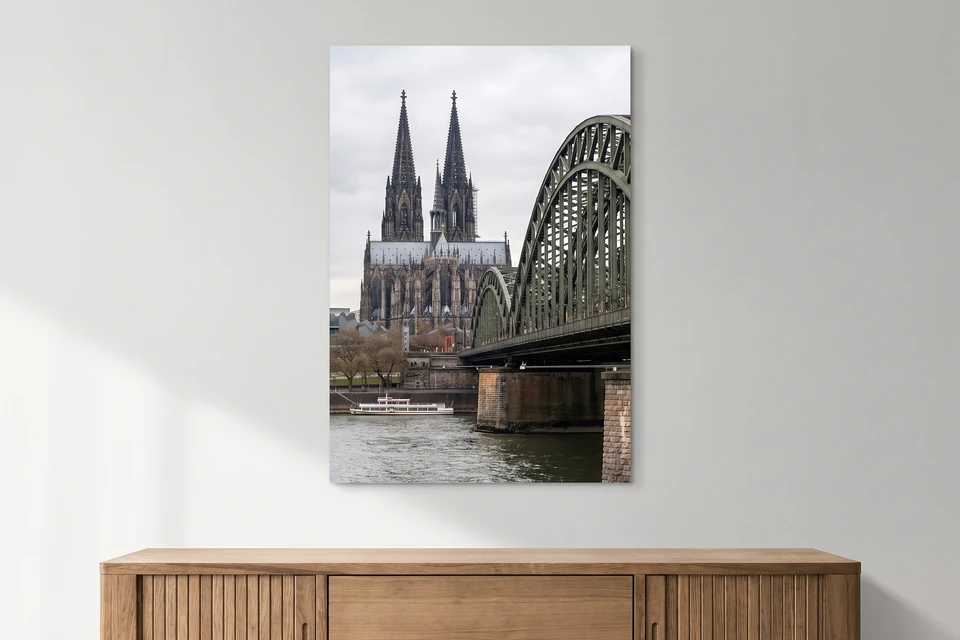 Poster mit Dom und Hohenzollernbrücke über einem Sideboard